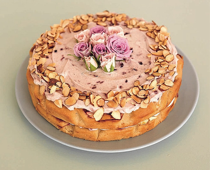 apple cake with roses