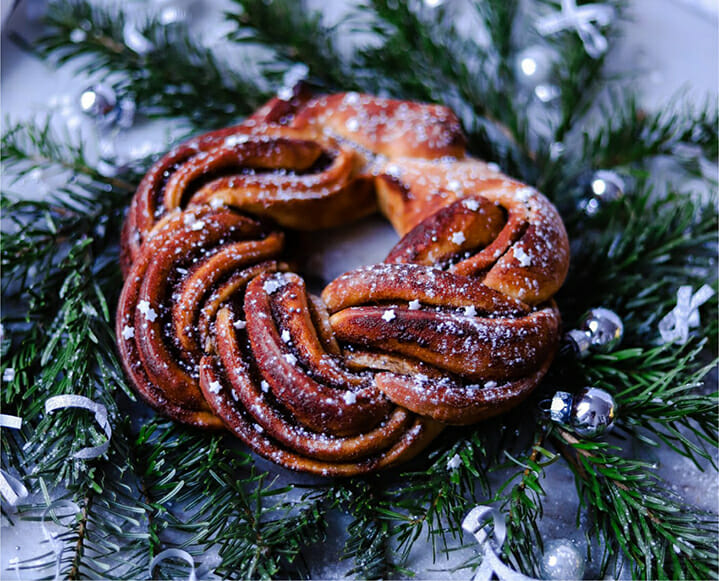 vegan cinnamon roll wreath