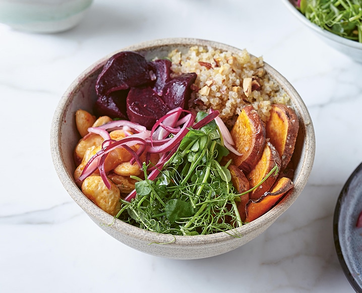 Poke bowl veggie, trio de quinoa et pickles de légumes - Priméal